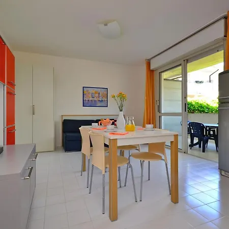 Apartment With Pool Access *